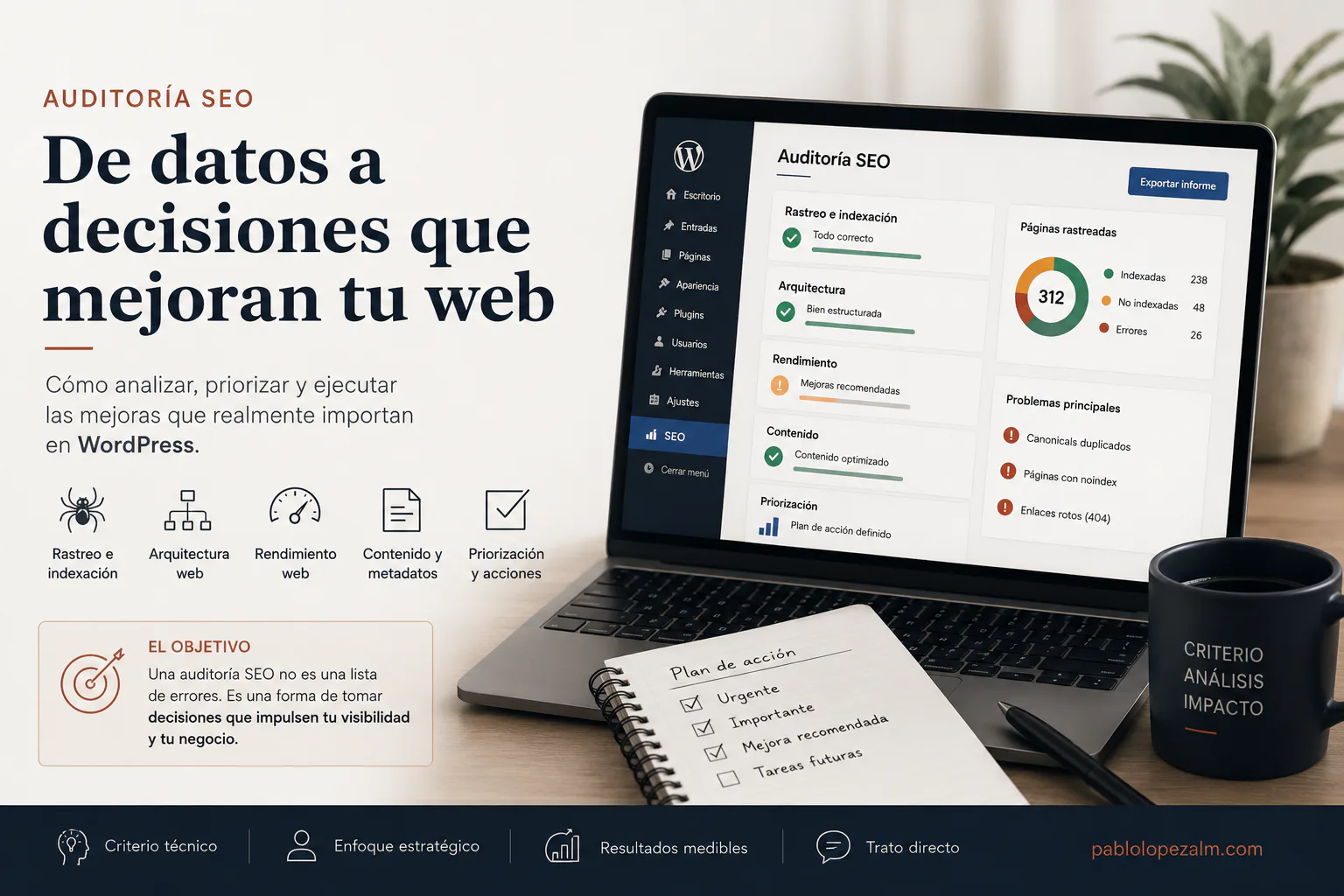 Portátil con un panel de auditoría SEO en WordPress y un cuaderno con un plan de acción priorizado